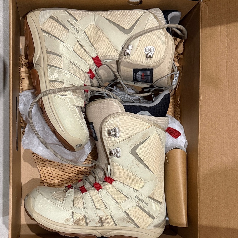 Burton Snowboard Boots in Cream and Red